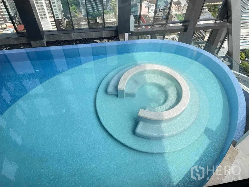 公寓 出租在Ratchathewi, Bangkok - 屋顶泳池，中央环形水中座椅，可眺望曼谷天际线。