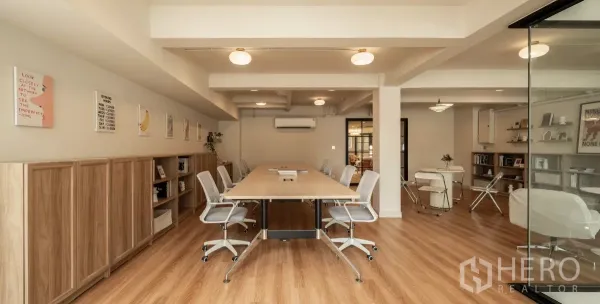 带办公室的家 出售在Phra Khanong, Bangkok - 开放式办公区，长会议桌、转椅与木地板。