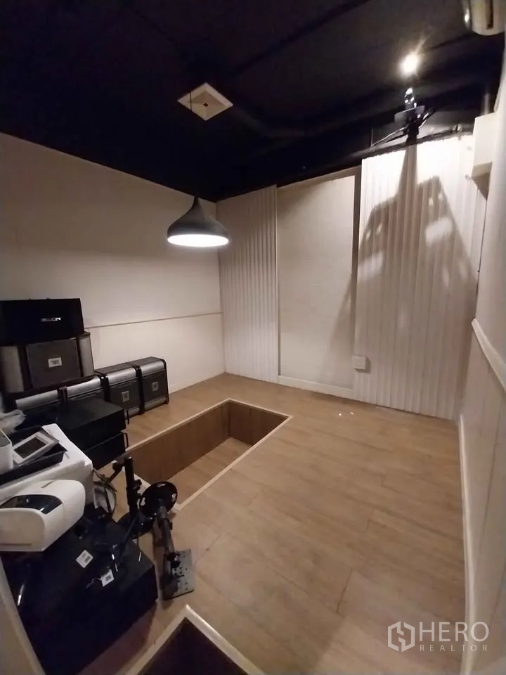 店屋 出租或出售在Watthana, Bangkok - 私密房间，设备与地面下沉槽，黑色顶棚。