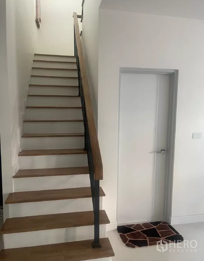 บ้าน ให้เช่าหรือขายในSaphan Sung, Bangkok - บันไดไม้ราวเหล็กสีดำ