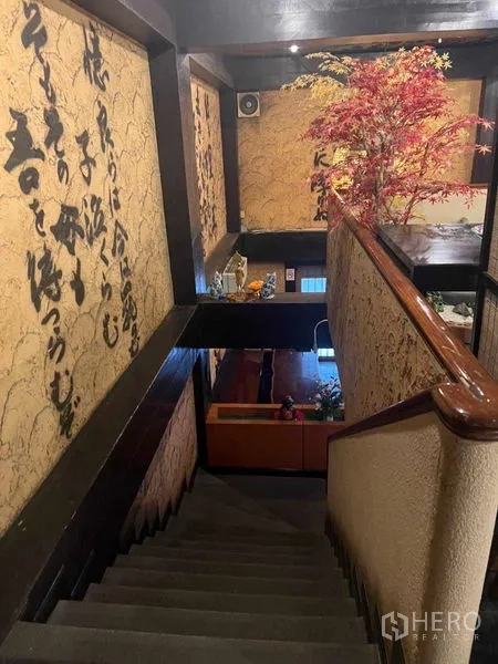 อาคารพาณิชย์ ให้เช่าในKhlong Toei, Bangkok - บันไดราวไม้ ผนังลายอักษร พร้อมต้นเมเปิลตกแต่ง