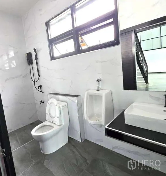 คลังสินค้า ขายในLam Luk Ka, Pathum Thani - ห้องน้ำภายในอาคารปูกระเบื้องครบชุด โถส้วม โถปัสสาวะ อ่างล้างมือ และเครื่องทำน้ำอุ่น