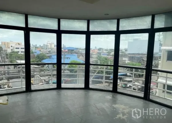 อาคารพาณิชย์ ให้เช่าในKhlong Toei, Bangkok - พื้นที่ชั้นบนพร้อมกระจกโค้งรอบด้าน มองเห็นวิวเมืองอ่อนนุช