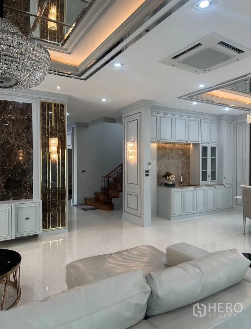 บ้านเดี่ยว for rent or sale in Prawet, Bangkok - ด้านหน้าบ้านสองชั้น โดมหินทรงหอ หน้าต่างโค้ง โรงจอดรถในร่มและประตูรั้วพร้อมต้นปาล์ม