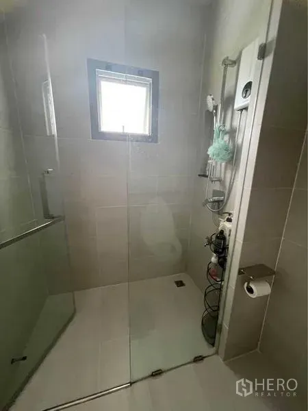 บ้าน ขายในLat Krabang, Bangkok - ห้องอาบน้ำแบบกระจกกั้นพร้อมหน้าต่างบานเล็กระบายอากาศ