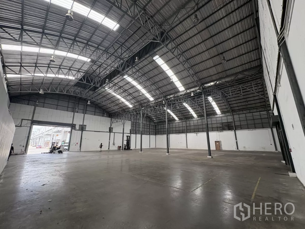 คลังสินค้า ให้เช่าในBang Phli, Samut Prakan - พื้นโกดังช่วงกว้างไร้เสา พร้อมไฟเหนือศีรษะและประตูโหลดด้านปลาย.