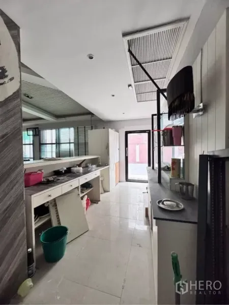 零售空间 出租在Watthana, Bangkok - 后勤准备区，长操作台与搁架，带外出门。