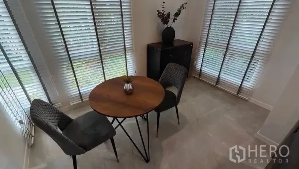 บ้าน ให้เช่าในPrawet, Bangkok - มุมทานอาหารเช้าขนาดกะทัดรัด โต๊ะกลมสองที่นั่ง ข้างหน้าต่างบานใหญ่ติดมู่ลี่