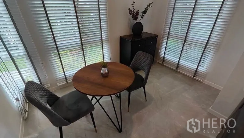 บ้าน ให้เช่าในPrawet, Bangkok - มุมทานอาหารเช้าขนาดกะทัดรัด โต๊ะกลมสองที่นั่ง ข้างหน้าต่างบานใหญ่ติดมู่ลี่