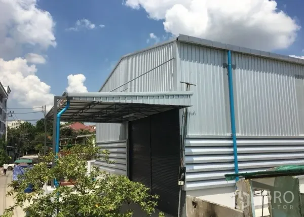 คลังสินค้า ให้เช่าในDin Daeng, Bangkok - มุมด้านข้างของโกดังเมทัลชีท มีประตูม้วนและกันสาด