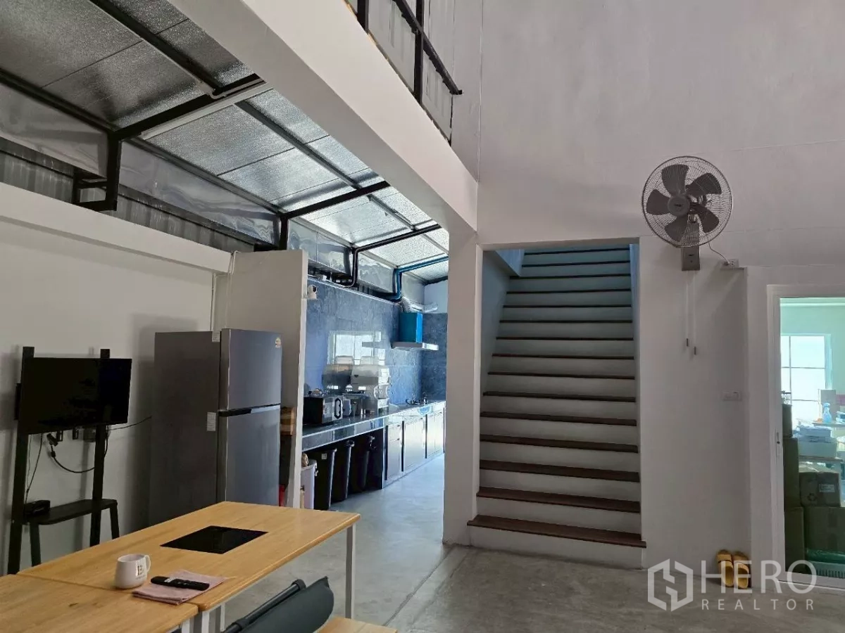 คลังสินค้า ให้เช่าหรือขายในKhlong Toei, Bangkok - มุมแพนทรี่และบันไดภายในโกดัง พร้อมพัดลมติดผนัง