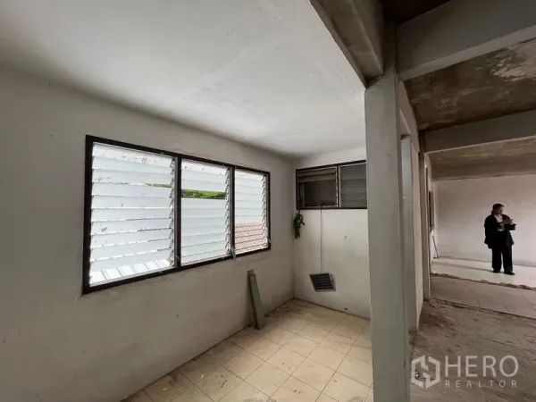 พื้นที่ขายปลีก ให้เช่าในWatthana, Bangkok - ห้องขนาดกะทัดรัด พื้นกระเบื้อง หน้าต่างบานเกล็ด เชื่อมต่อโถงหลัก