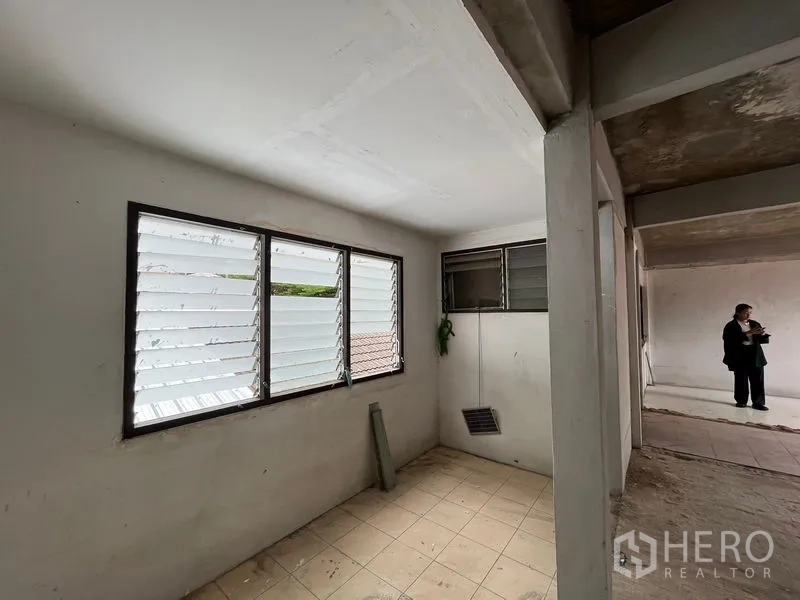 พื้นที่ขายปลีก ให้เช่าในWatthana, Bangkok - ห้องขนาดกะทัดรัด พื้นกระเบื้อง หน้าต่างบานเกล็ด เชื่อมต่อโถงหลัก