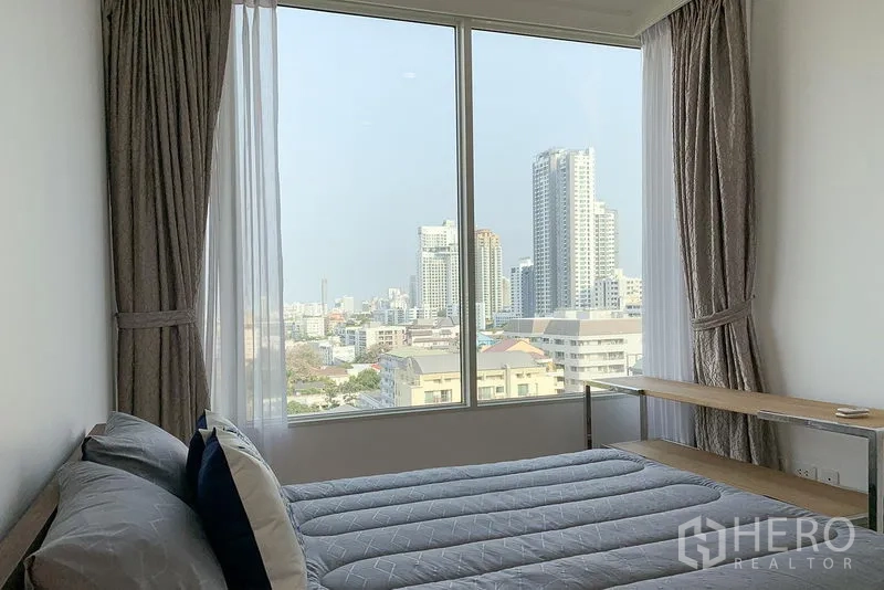 คอนโด ให้เช่าในWatthana, Bangkok - ห้องนอนที่สอง หน้าต่างบานใหญ่พร้อมผ้าม่าน วิวเมือง