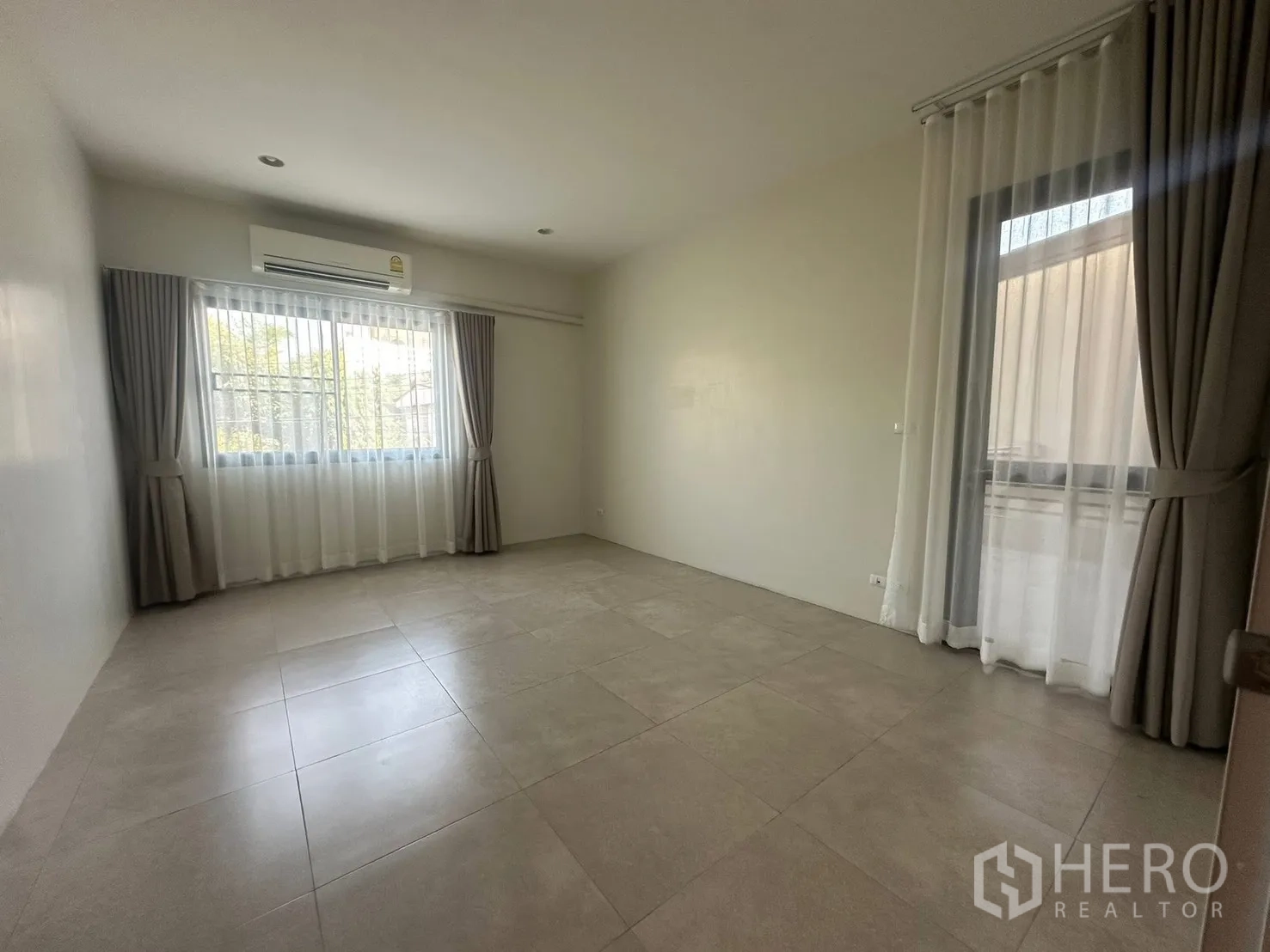 บ้าน for rent in Watthana, Bangkok - ห้องนอนสว่าง มีหน้าต่างบานใหญ่ ผ้าม่านโปร่ง และแอร์ผนัง