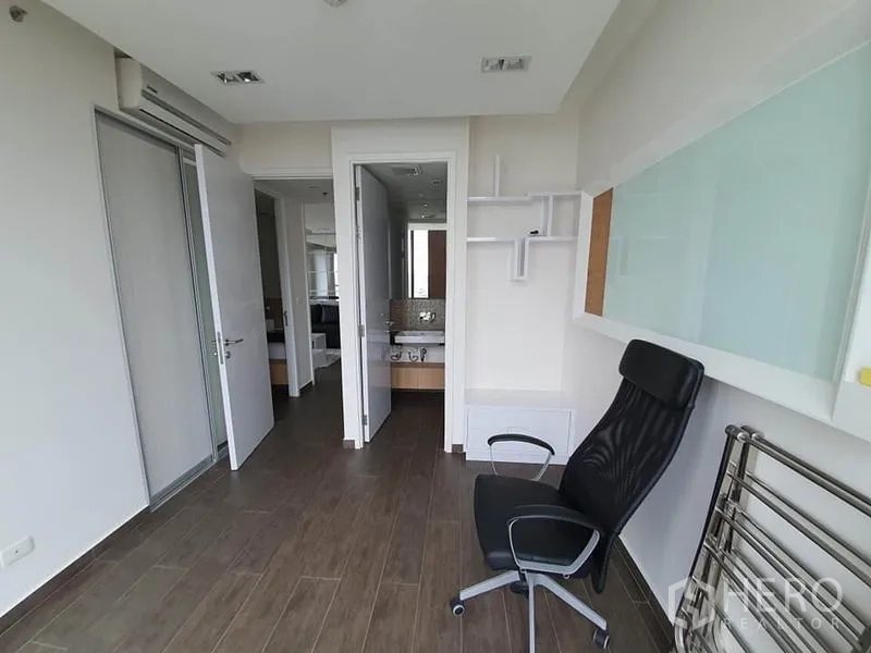 คอนโด ให้เช่าหรือขายในWatthana, Bangkok - ห้องที่สองเห็นประตูสู่ห้องน้ำและชั้นวางผนัง