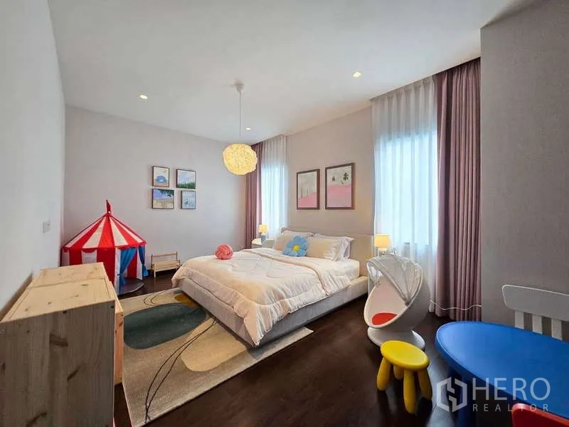 บ้าน ให้เช่าหรือขายในLat Krabang, Bangkok - ห้องนอนเด็ก เตียงคู่ พื้นที่เล่น และแสงไฟนุ่มนวล