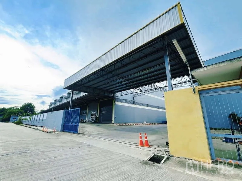 โรงงาน ให้เช่าในMueang Samut Sakhon, Samut Sakhon - ทางเข้าโครงการพร้อมประตูและทางลาดกว้าง มีหลังคาขนาดใหญ่สำหรับรถบรรทุก