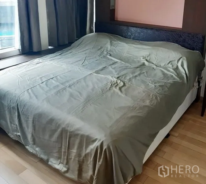 คอนโด ให้เช่าในKhlong Toei, Bangkok - ห้องนอนหลักพร้อมเตียงขนาดใหญ่ หัวเตียง และหน้าต่างกว้าง