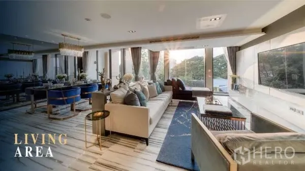 สำนักงานที่บ้าน ขายในSuan Luang, Bangkok - ห้องนั่งเล่น/รับรองตกแต่งหรู มีโซฟาขนาดใหญ่ พื้นหินอ่อนและหน้าต่างเต็มบาน