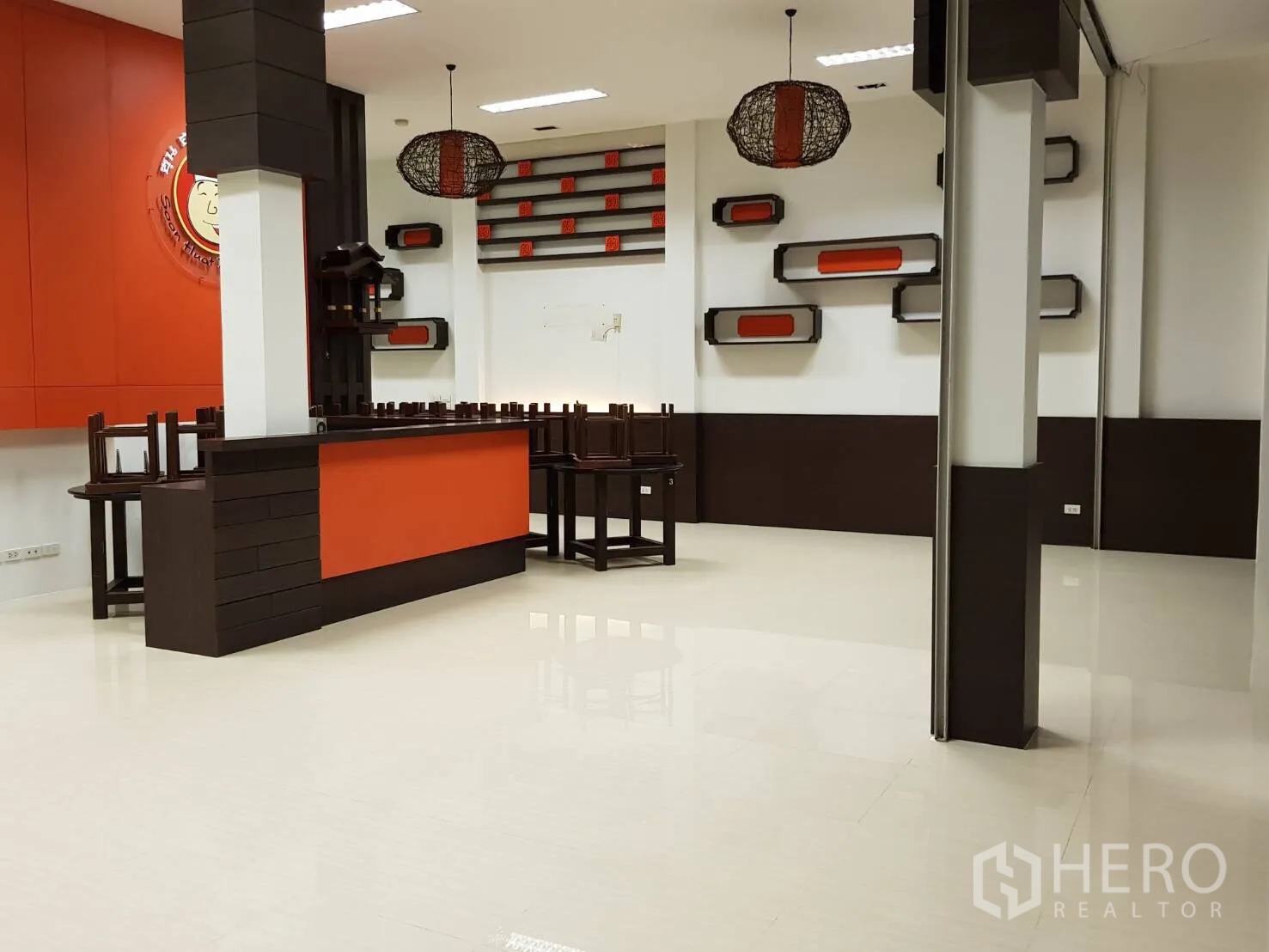 พื้นที่ขายปลีก ขายในPak Kret, Nonthaburi - พื้นที่เปิดโล่งสำหรับรับรองหรือโชว์รูม พร้อมเคาน์เตอร์ โคมไฟ และชั้นตกแต่งผนัง