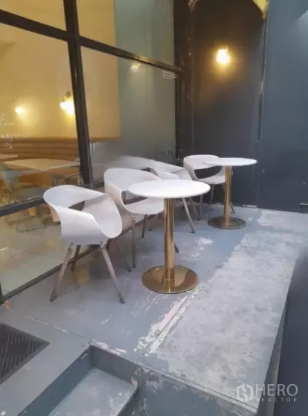 店屋 出租 - 紧凑的户外露台，配白色圆桌和现代椅子。