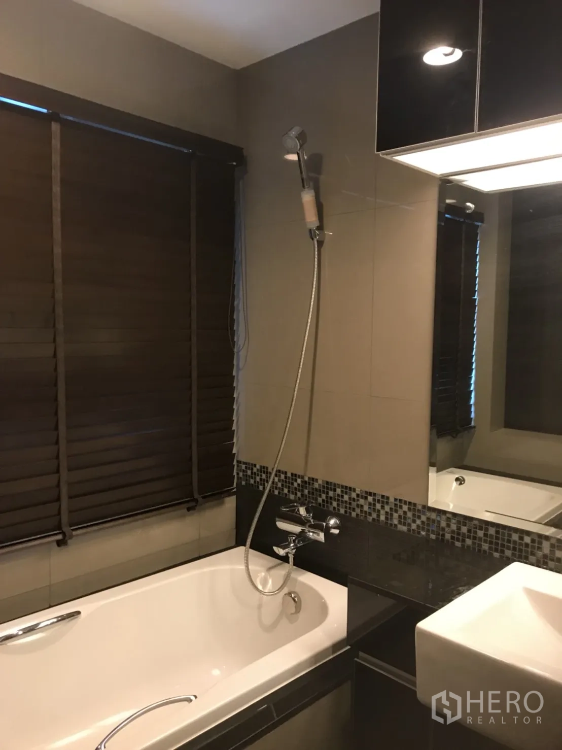 คอนโด ให้เช่าในKhlong Toei, Bangkok - ห้องน้ำสมัยใหม่พร้อมอ่างอาบน้ำ ฝักบัวมือถือ และโมเสกตกแต่ง