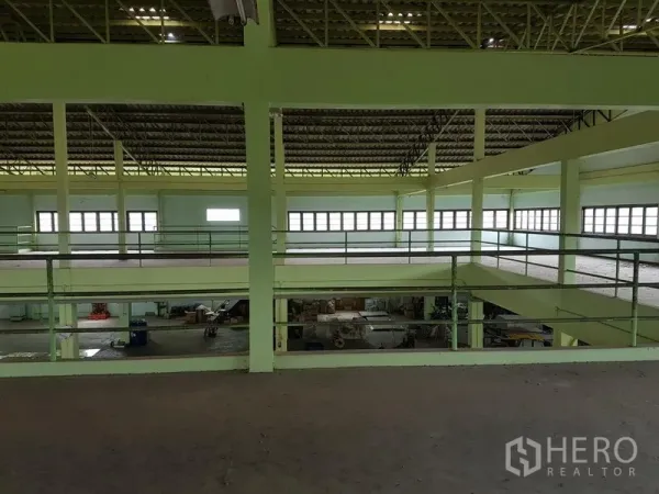 工厂 出租或出售在Nong Chok, Bangkok - 工厂内部空间宽敞，挑高钢结构屋顶，设有夹层走道俯瞰生产区。