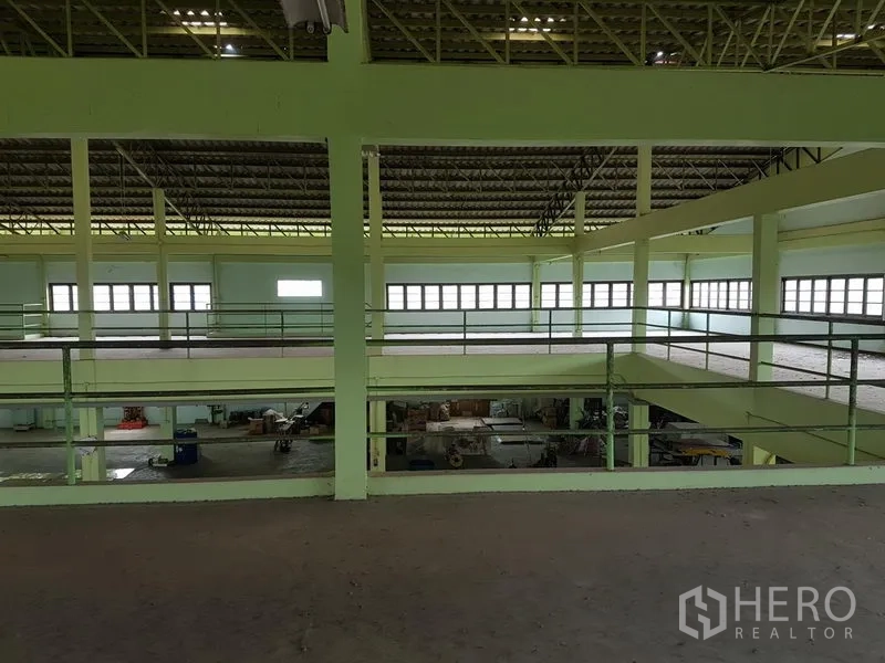 工厂 出租或出售在Nong Chok, Bangkok - 工厂内部空间宽敞，挑高钢结构屋顶，设有夹层走道俯瞰生产区。