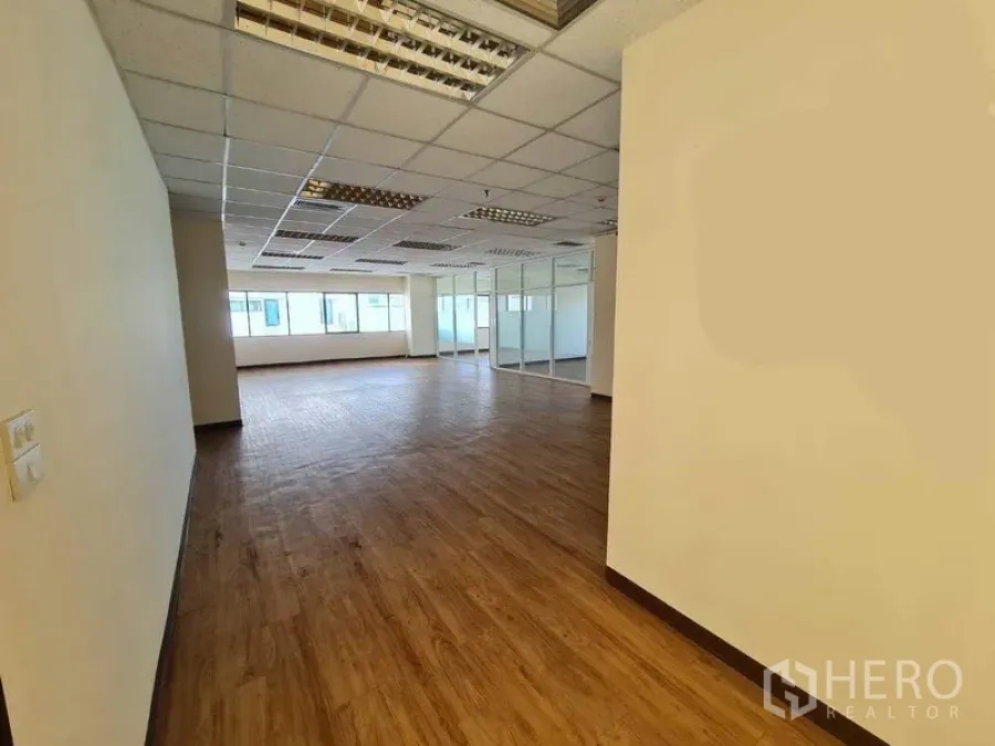 สำนักงาน ให้เช่าในWatthana, Bangkok - มุมมองจากโถงทางเข้ามายังพื้นที่สำนักงานแบบเปิดรับแสงธรรมชาติ