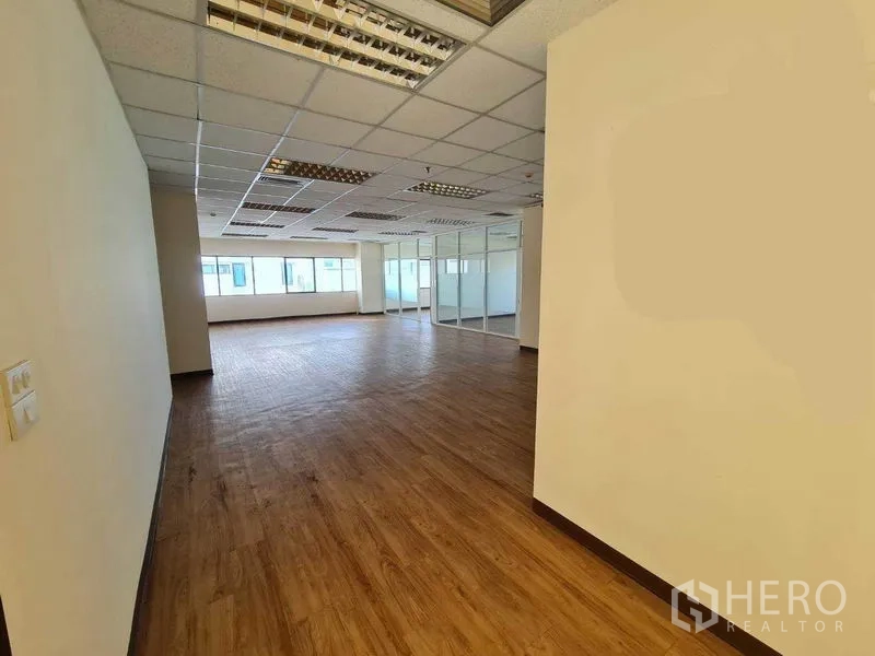 สำนักงาน ให้เช่าในWatthana, Bangkok - มุมมองจากโถงทางเข้ามายังพื้นที่สำนักงานแบบเปิดรับแสงธรรมชาติ