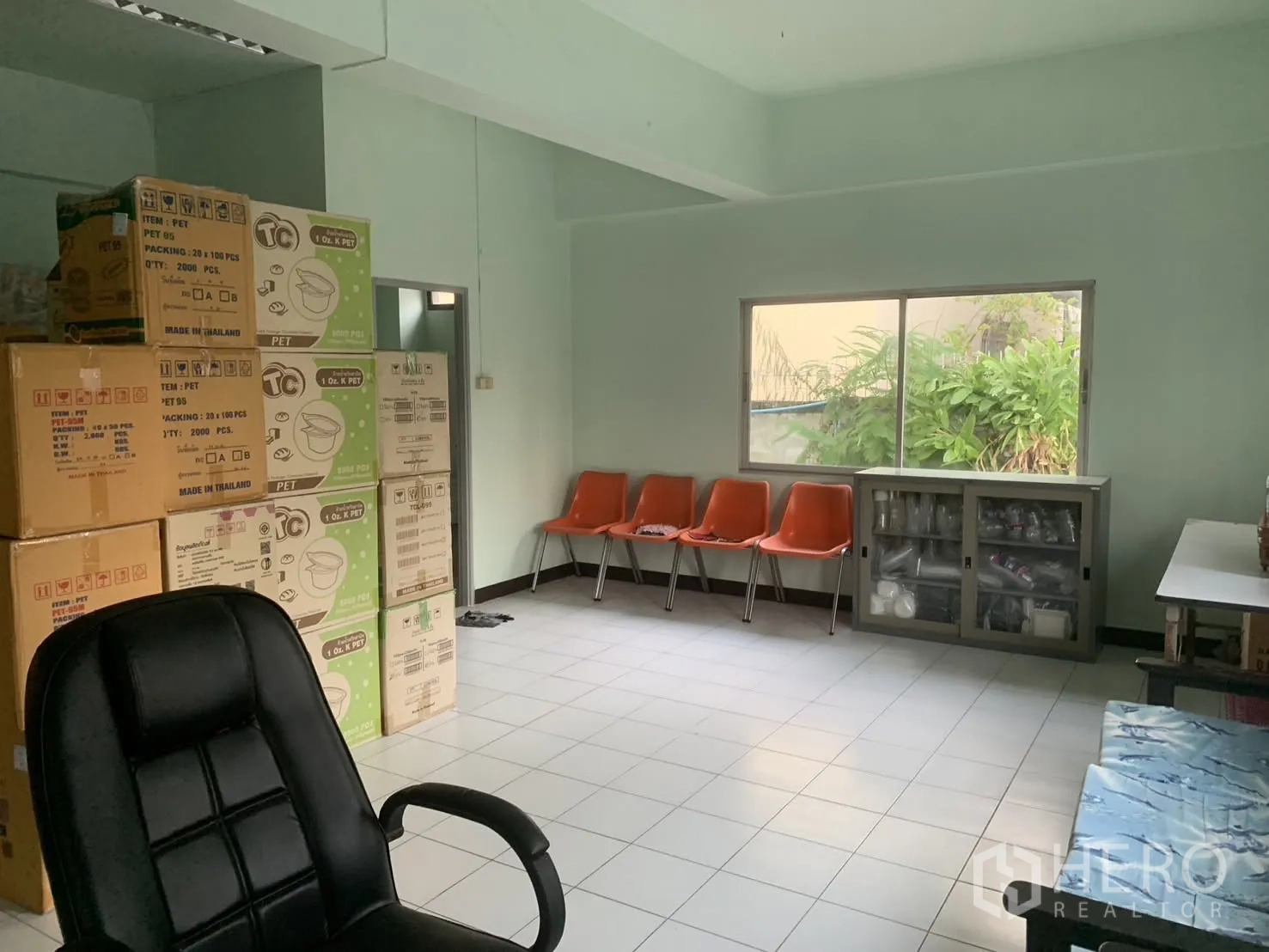 โกดัง for rent in Bang Phli, Samut Prakan - ห้องสำนักงานมีหน้าต่าง เก้าอี้นั่งรอหลายตัวและตู้เก็บของ