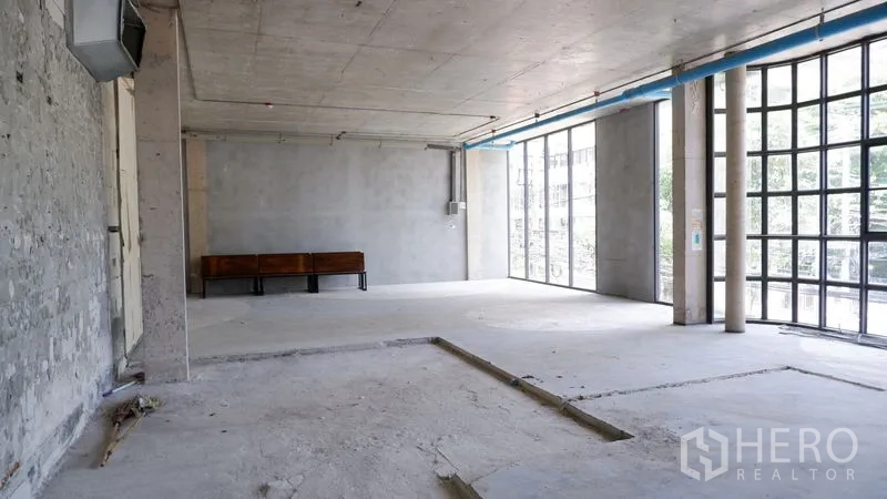 零售空间 出租在Watthana, Bangkok - 采光充足的大空间，双面窗与地面预留设备槽。