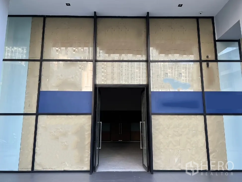 零售空间 出租在Bang Kapi, Bangkok - 现代感玻璃立面店铺，金属框架与对开玻璃门。