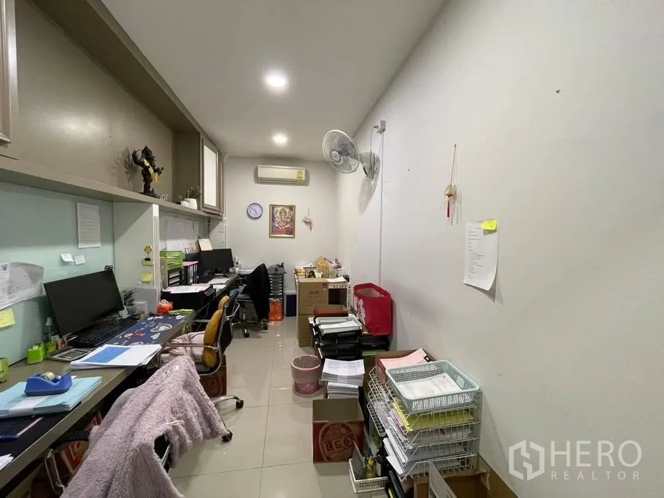 店屋 for sale in Prawet, Bangkok - 狭长办公室，书桌、吊柜与挂壁式空调。