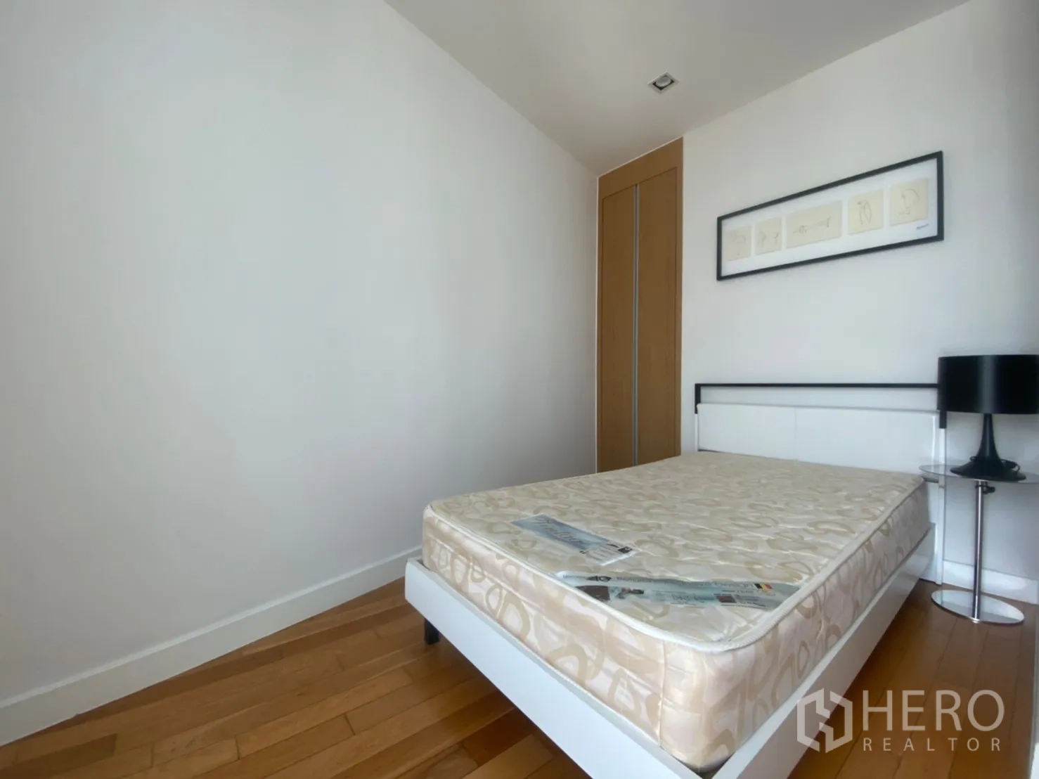 คอนโด ให้เช่าหรือขายในKhlong Toei, Bangkok - ห้องนอนที่สอง เตียงมินิมอล ตู้เสื้อผ้าบิลท์อิน และกรอบรูปตกแต่ง