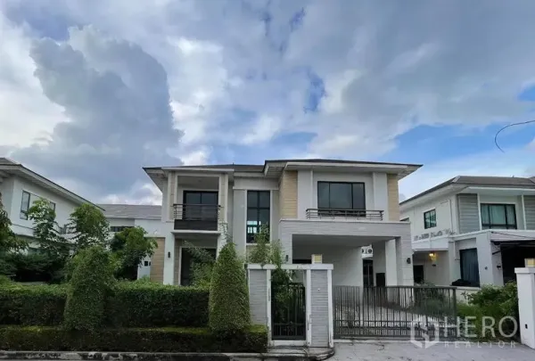 บ้าน ขายในLat Krabang, Bangkok - มุมมองด้านหน้า บ้านเดี่ยวสองชั้นสไตล์โมเดิร์น พร้อมรั้วและทางเข้ารถในอำเภอบางพลี