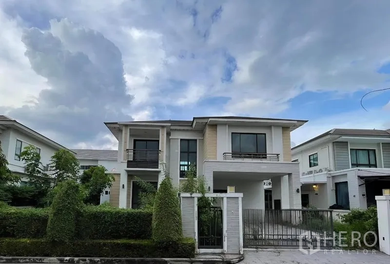 บ้าน ขายในLat Krabang, Bangkok - มุมมองด้านหน้า บ้านเดี่ยวสองชั้นสไตล์โมเดิร์น พร้อมรั้วและทางเข้ารถในอำเภอบางพลี