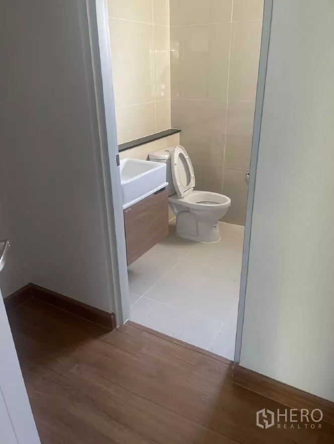 บ้าน ให้เช่าหรือขายในSaphan Sung, Bangkok - ห้องน้ำสมัยใหม่ ผนังกระเบื้อง มีอ่างล้างหน้าและโถสุขภัณฑ์