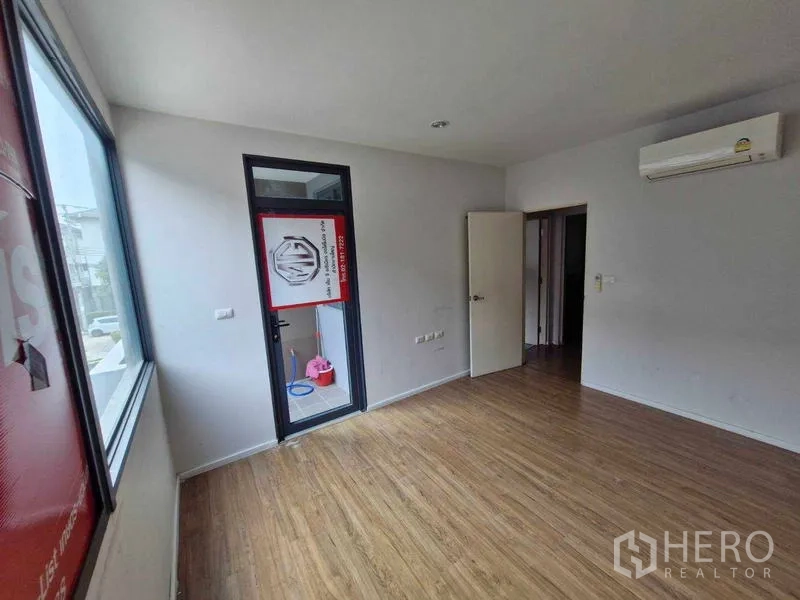 联排别墅 出售在Phra Pradaeng, Samut Prakan - 卧室，落地窗与阳台门，配空调