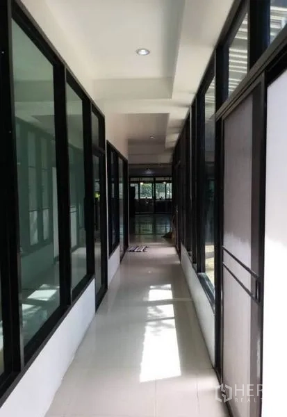 บ้าน ให้เช่าในKhlong Toei, Bangkok - ทางเดินภายในสว่าง ผนังกระจกและพื้นกระเบื้อง