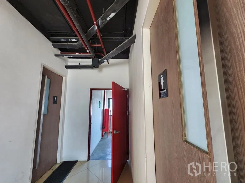 พื้นที่ขายปลีก ให้เช่าในBang Rak, Bangkok - โถงทางเดินไปยังห้องน้ำชายและหญิงแยกส่วน