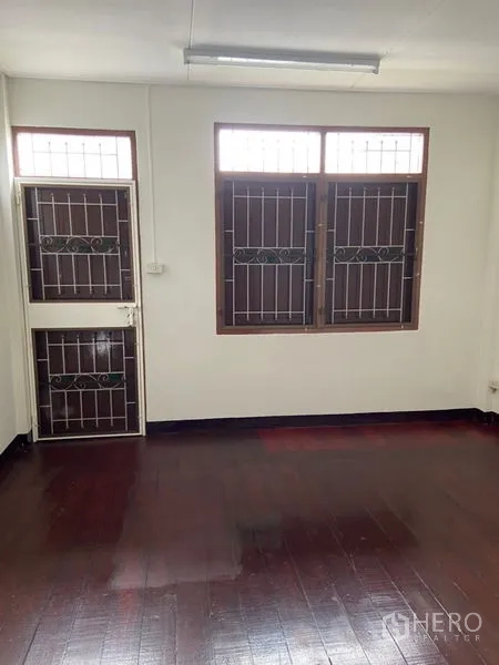 อาคารพาณิชย์ ให้เช่าในKhlong Toei, Bangkok - ห้องชั้นบนอีกห้องพร้อมประตูออกระเบียงและหน้าต่างคู่ติดเหล็กดัด