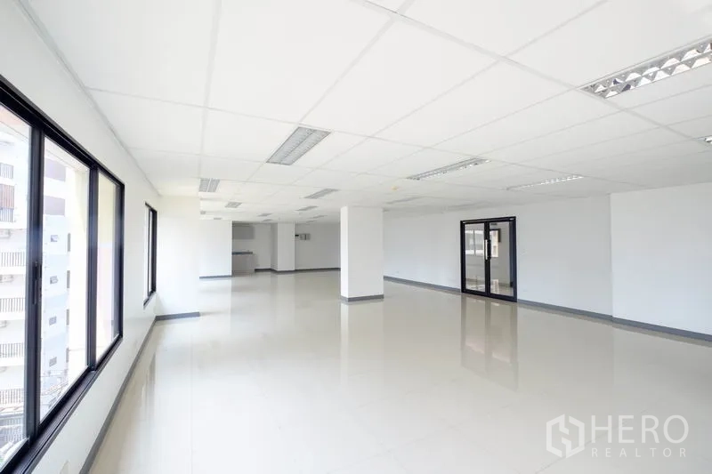 สำนักงาน ให้เช่าในChatuchak, Bangkok - สำนักงานแบบเปิดโล่ง พื้นกระเบื้อง เพดานฝ้าพร้อมไฟ และหน้าต่างบานใหญ่