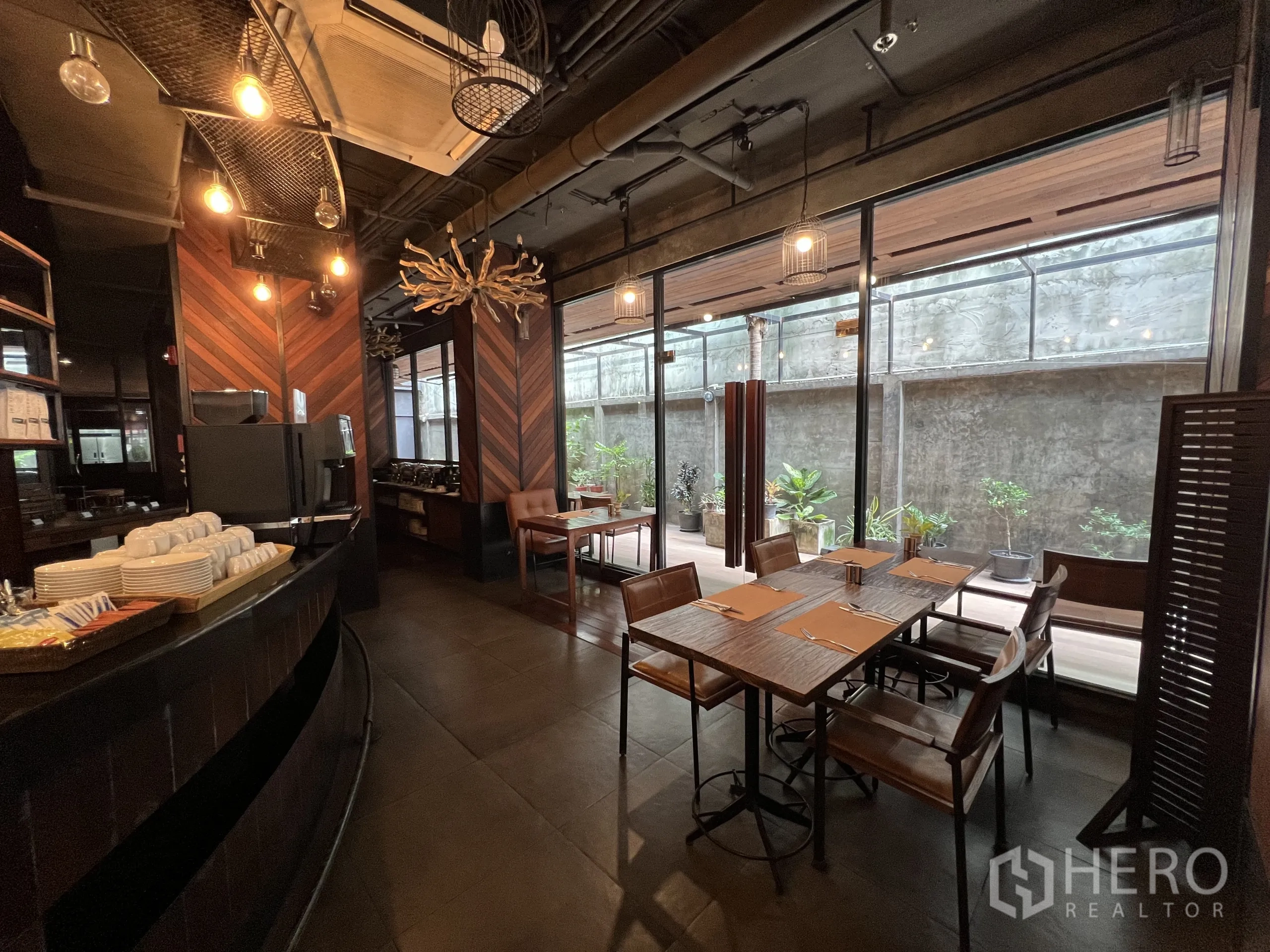 พื้นที่ขายปลีก ให้เช่าในWatthana, Bangkok - ที่นั่งสไตล์คาเฟ่ริมกระจกสูงเต็มผนัง เคาน์เตอร์บาร์ และผนังไม้ลายก้างปลา