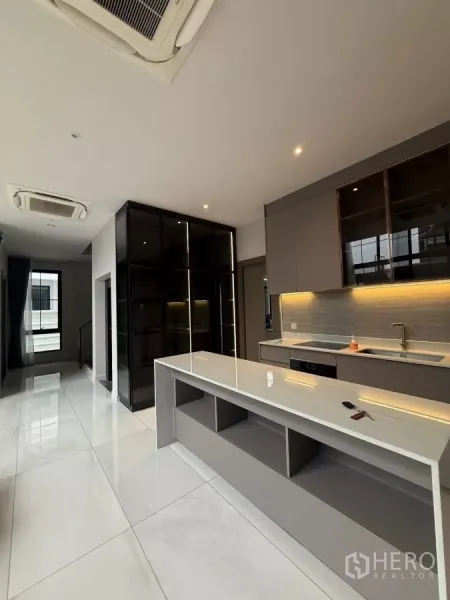 บ้าน ให้เช่าในSaphan Sung, Bangkok - ครัวเปิดพร้อมไอส์แลนด์ ตู้บิวท์อิน และไฟส่องสว่างแบบซ่อน