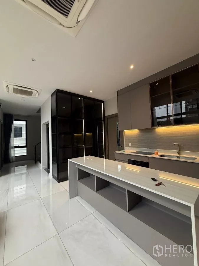 บ้าน ให้เช่าในSaphan Sung, Bangkok - ครัวเปิดพร้อมไอส์แลนด์ ตู้บิวท์อิน และไฟส่องสว่างแบบซ่อน