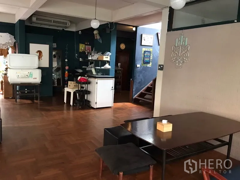 พื้นที่ขายปลีก ให้เช่าในWatthana, Bangkok - ห้องกว้างพื้นปาร์เกต์ มีจุดบริการและบันได