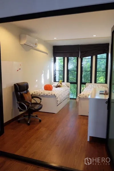 Detached House for rent in Bang Phli, Samut Prakan - Kids’ twin bedroom with study corner and leafy views.