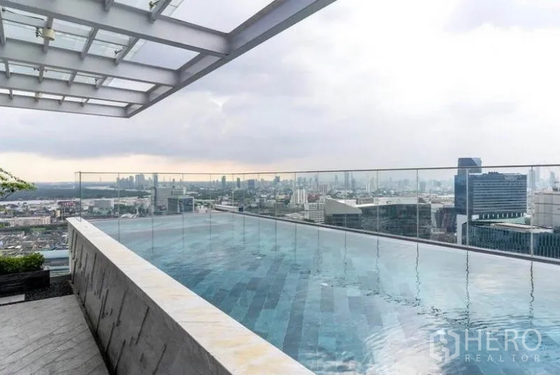 คอนโด ให้เช่าในKhlong Toei, Bangkok - สระว่ายน้ำอินฟินิตี้บนดาดฟ้า มองเห็นวิวเมืองกรุงเทพฯ แบบพาโนรามา